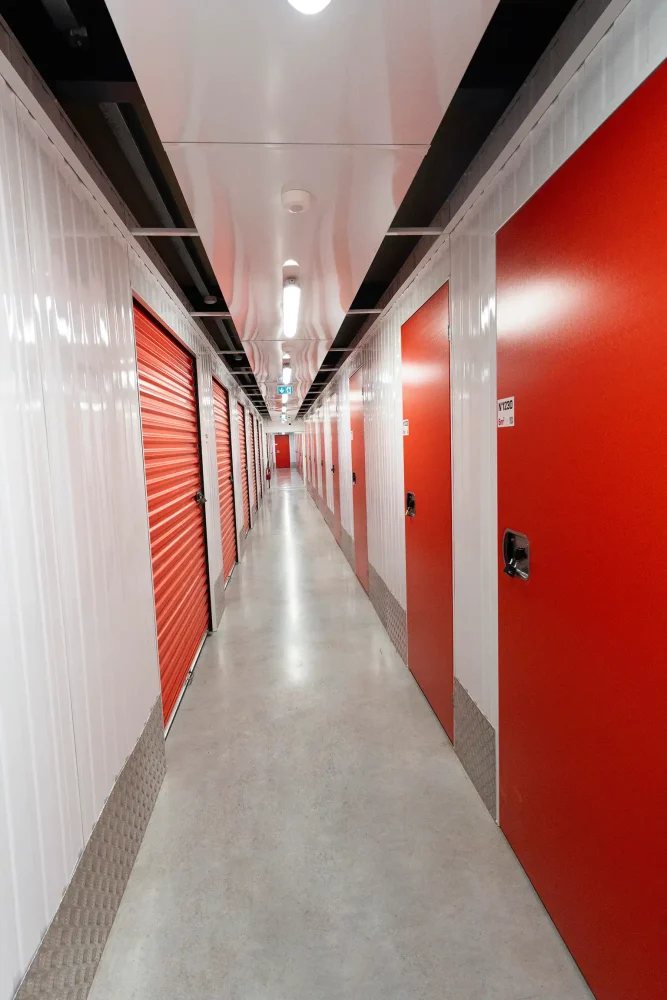 Couloir intérieur des box Boxxon